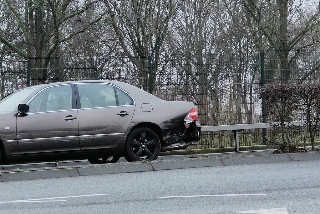Drie voertuigen lopen flinke schade op