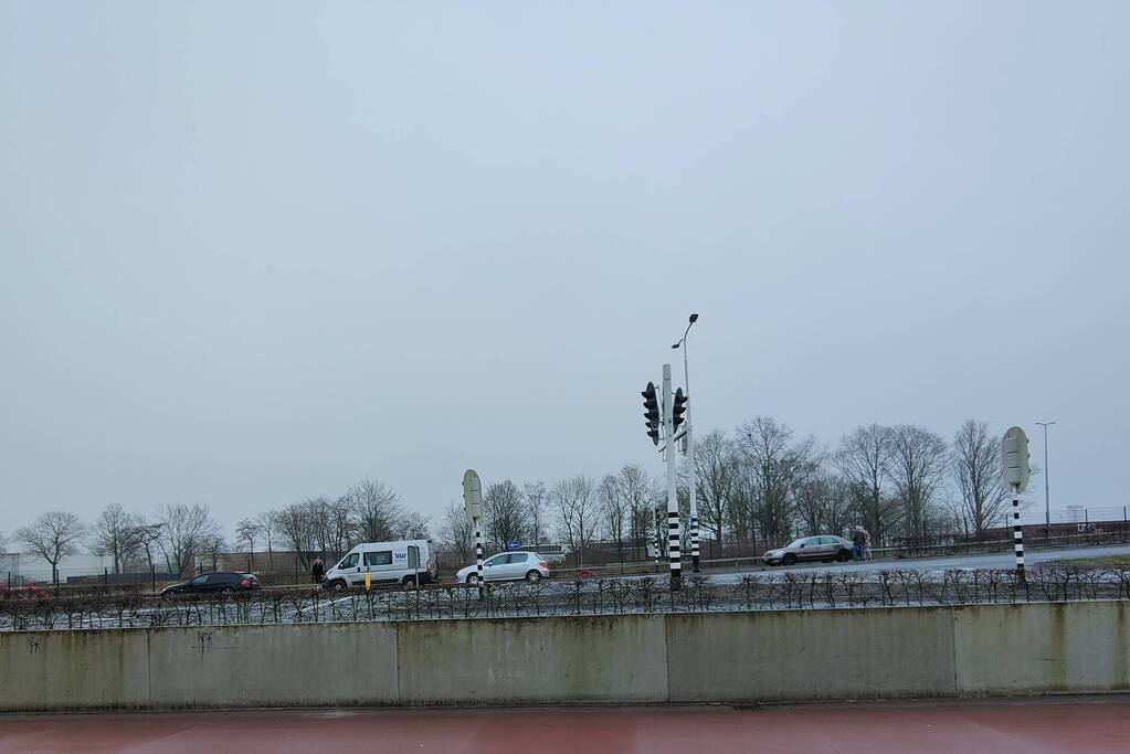 Drie voertuigen lopen flinke schade op
