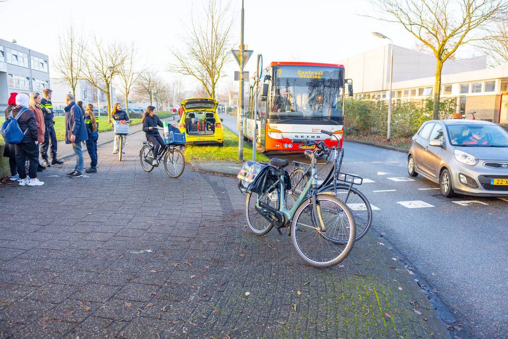 Scholier en vrouw botsen tijdens het fietsen op elkaar