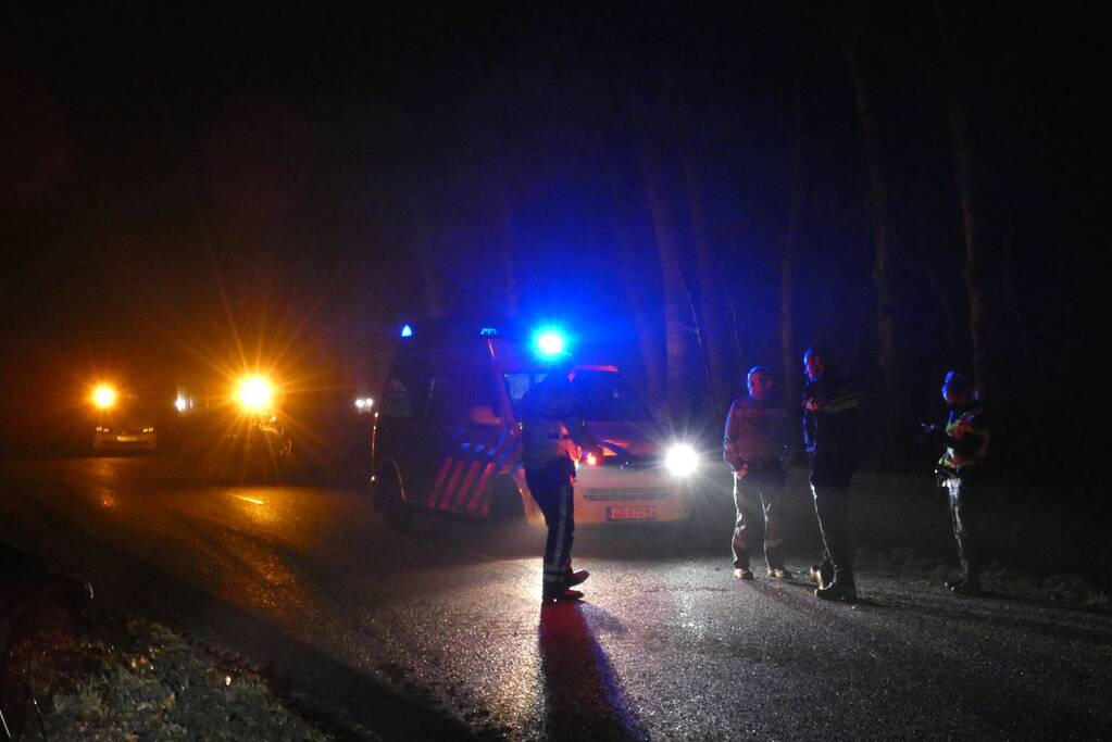 Auto slipt en belandt in greppel