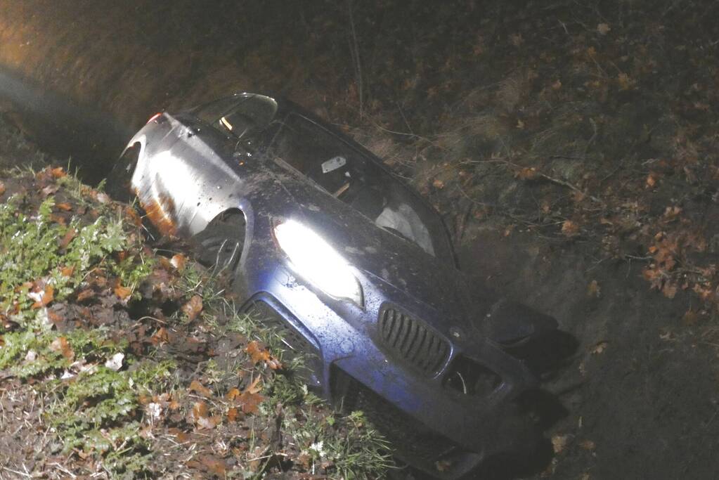 Auto slipt en belandt in greppel