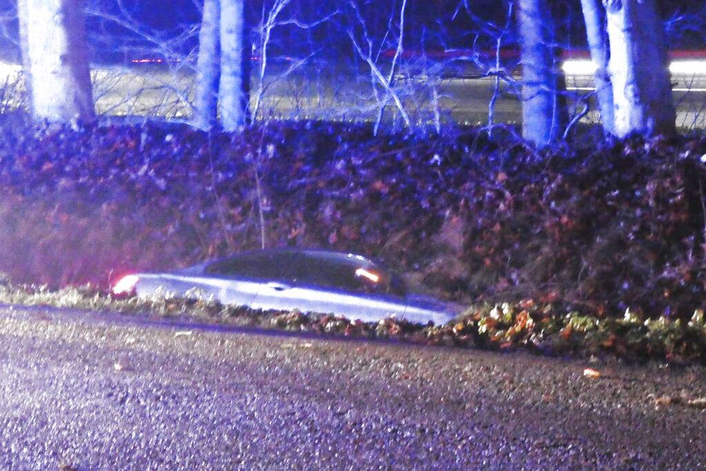 Auto slipt en belandt in greppel