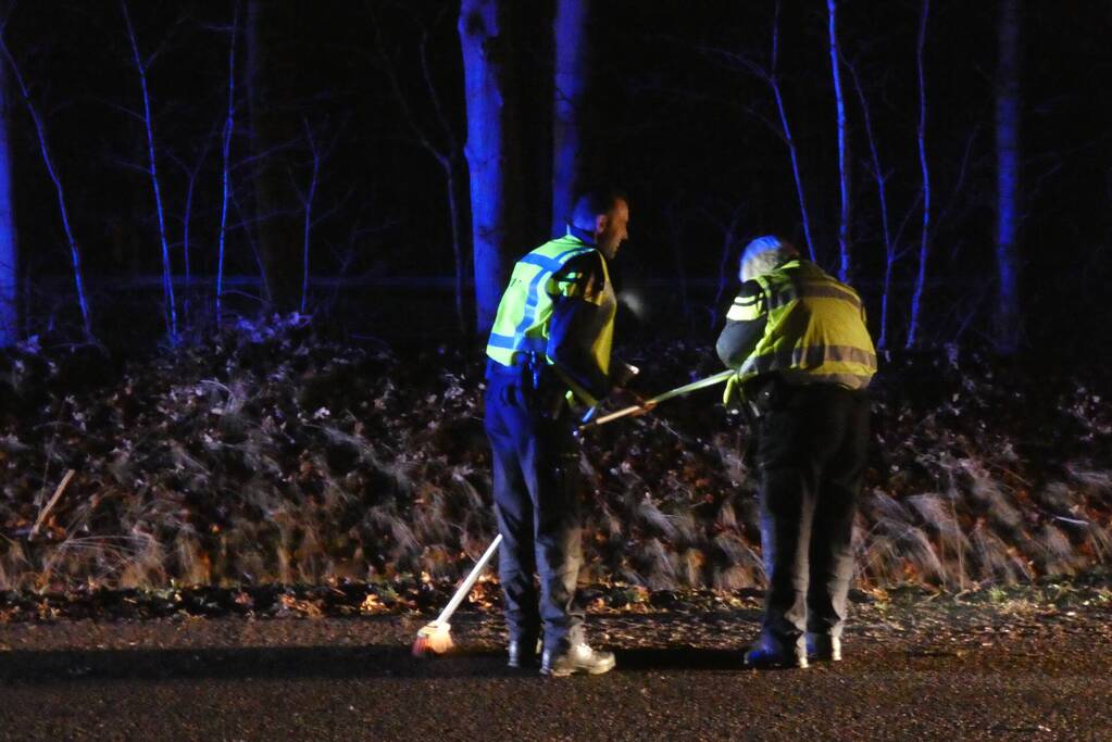 Auto slipt en belandt in greppel