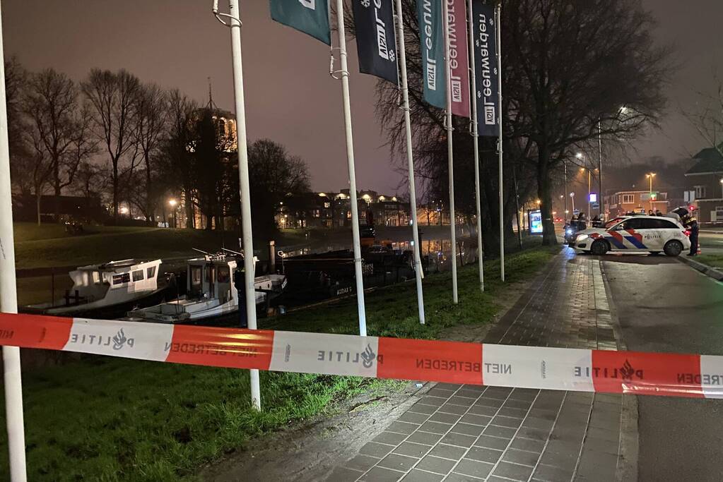 Voertuig raakt te water na mogelijke achtervolging