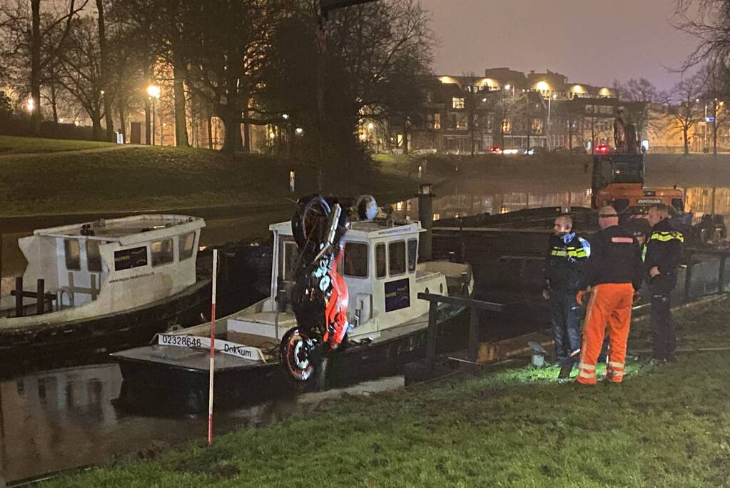 Voertuig raakt te water na mogelijke achtervolging