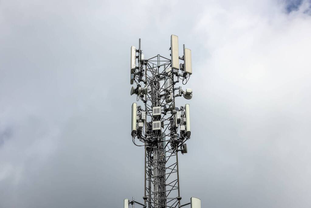 Twee zendmasten in brand