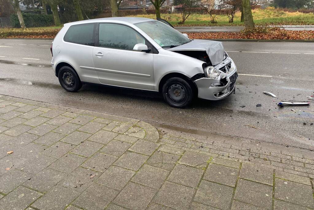 Schade bij kop-staartbotsing voor stoplicht