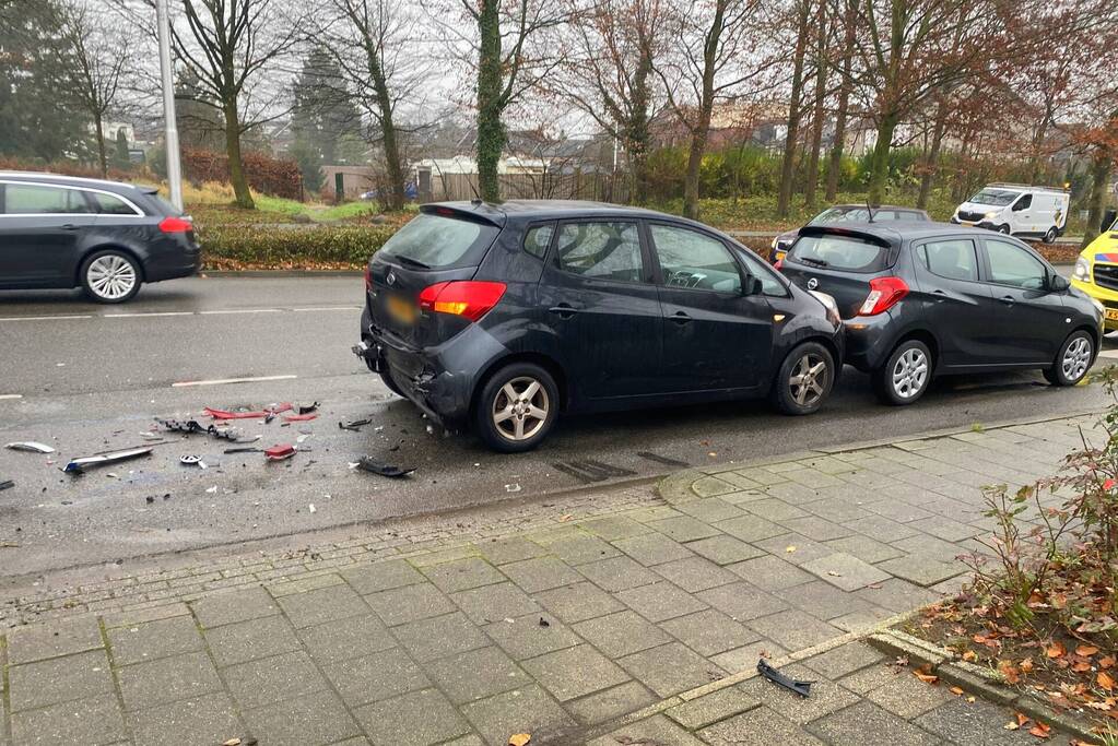 Schade bij kop-staartbotsing voor stoplicht
