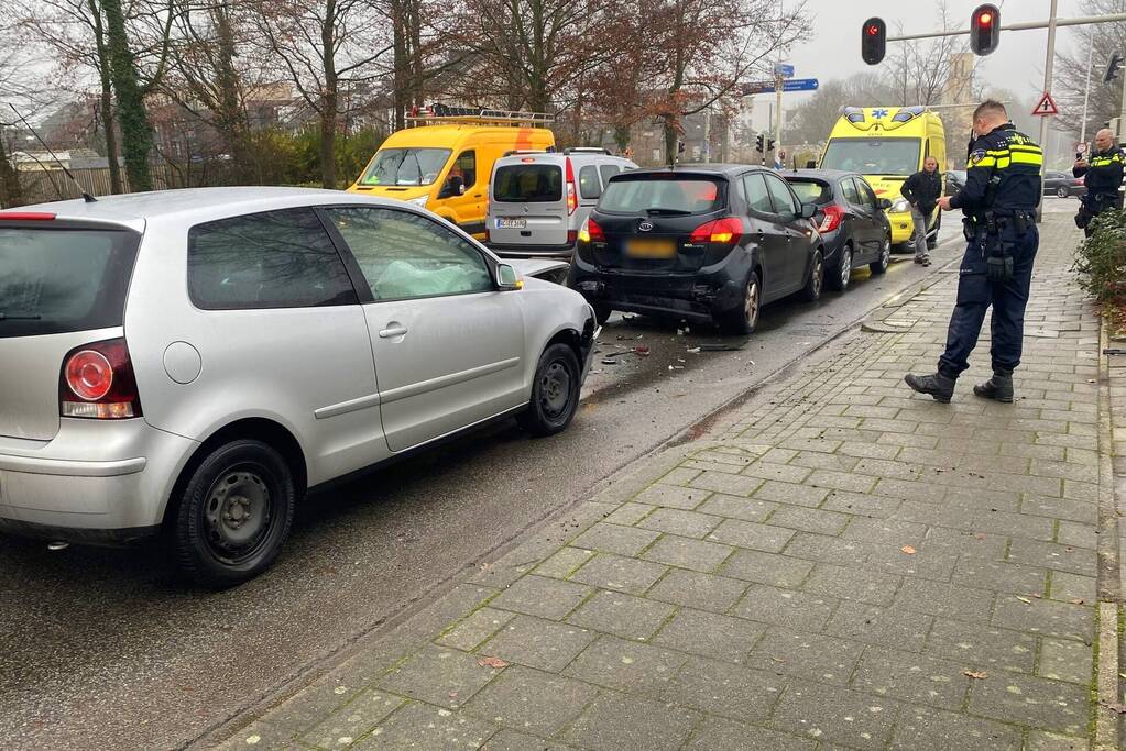 Schade bij kop-staartbotsing voor stoplicht