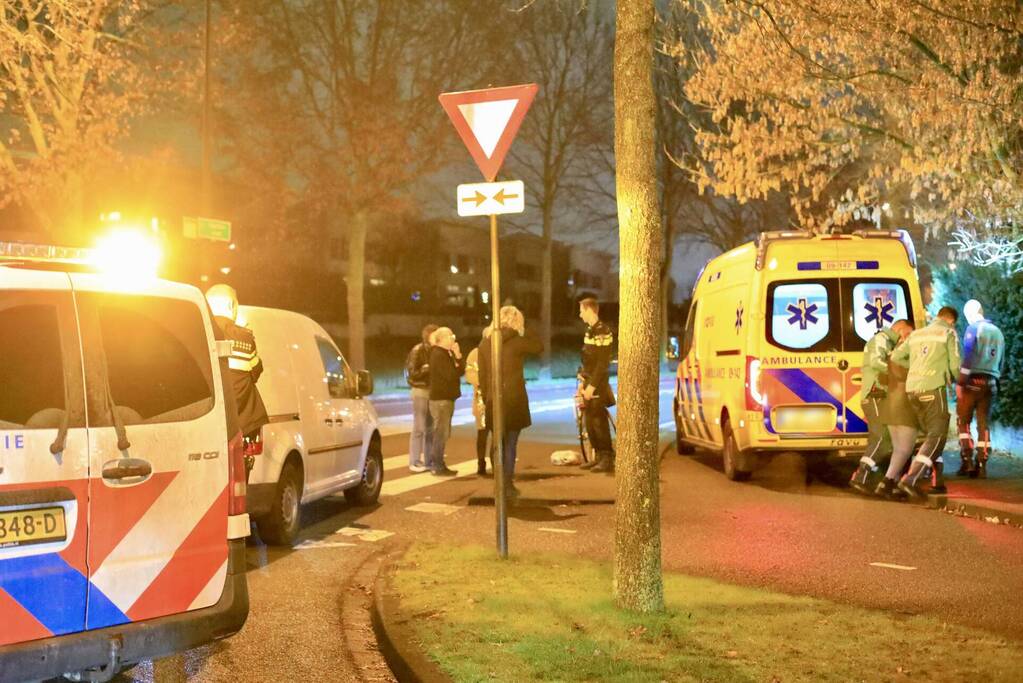 Vrouw op e-bike aangereden door bestelwagen