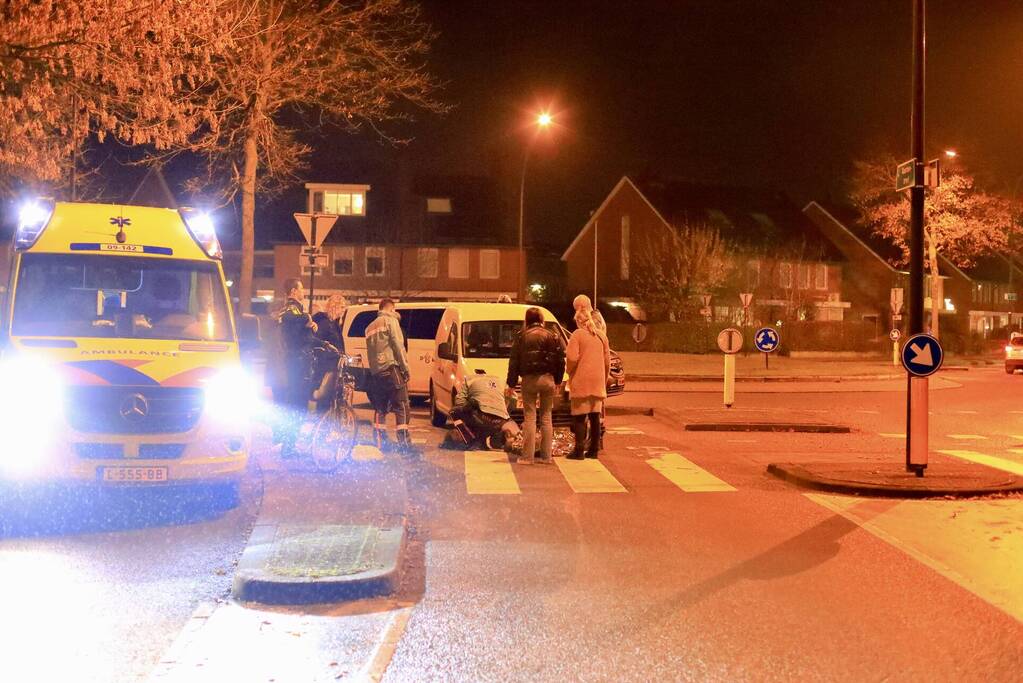 Vrouw op e-bike aangereden door bestelwagen