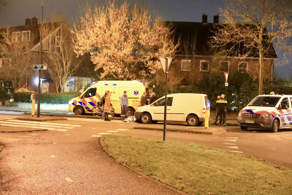 Vrouw op e-bike aangereden door bestelwagen