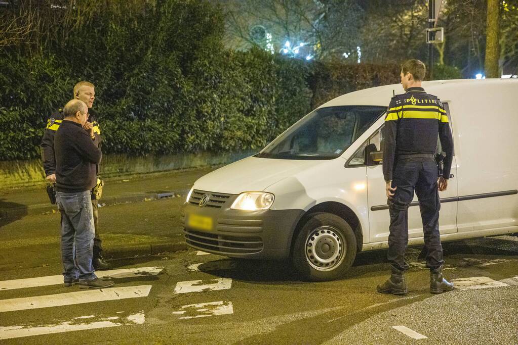 Vrouw op e-bike aangereden door bestelwagen