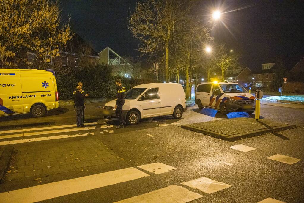 Vrouw op e-bike aangereden door bestelwagen