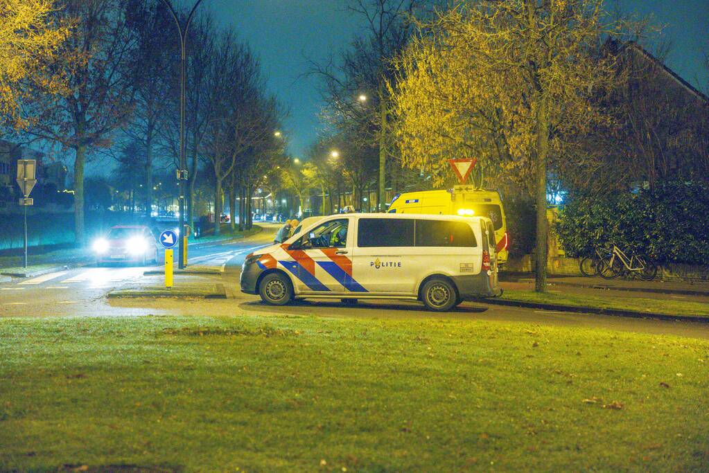 Vrouw op e-bike aangereden door bestelwagen