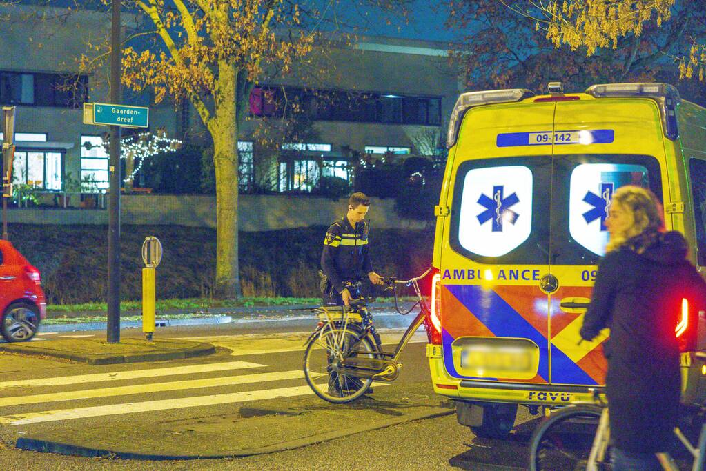 Vrouw op e-bike aangereden door bestelwagen