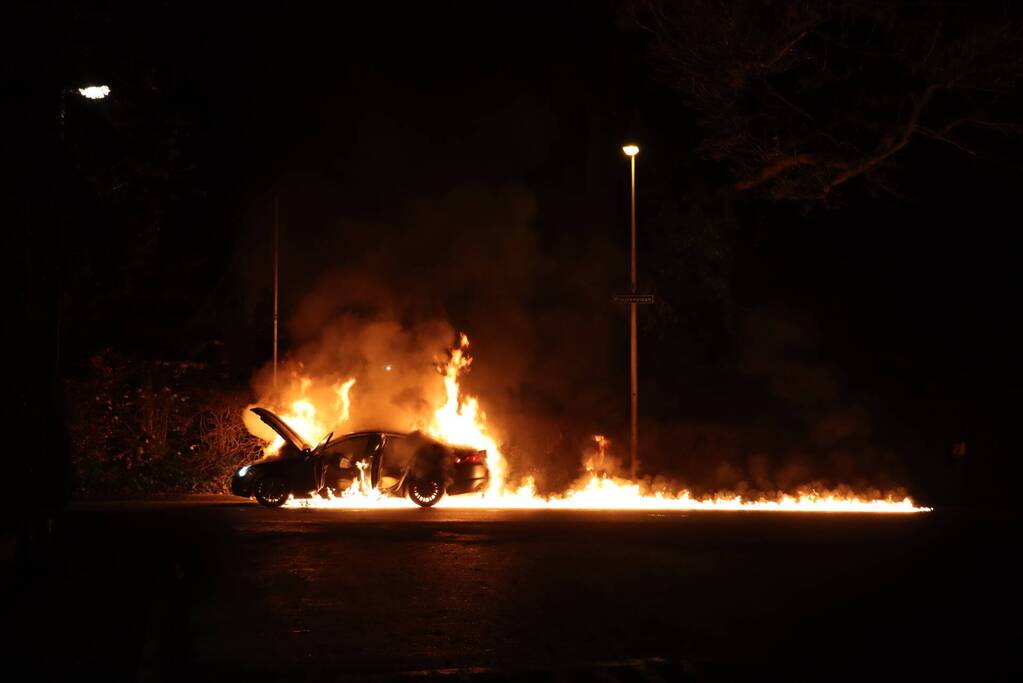 Auto gaat in vlammen op