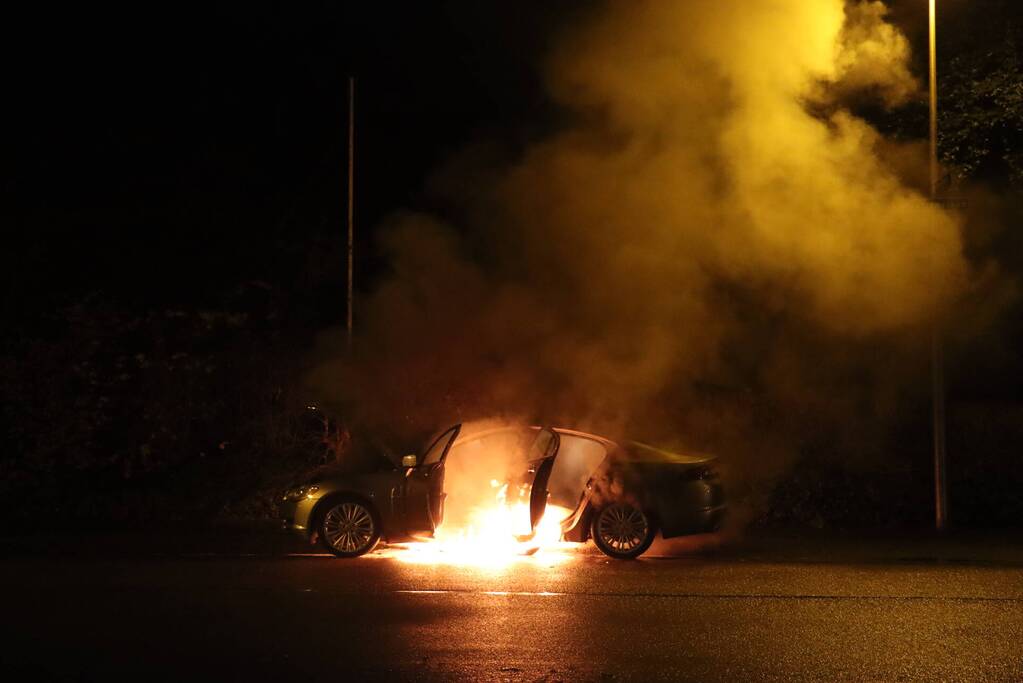 Auto gaat in vlammen op