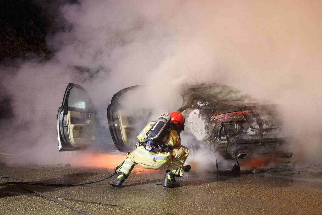 Auto gaat in vlammen op