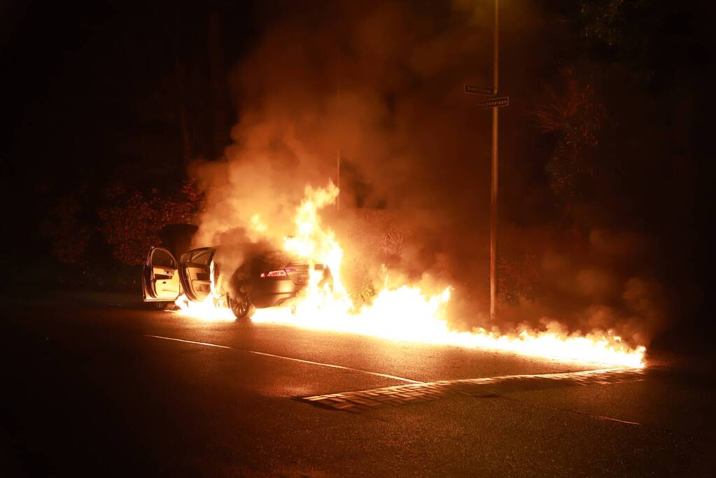 Auto gaat in vlammen op
