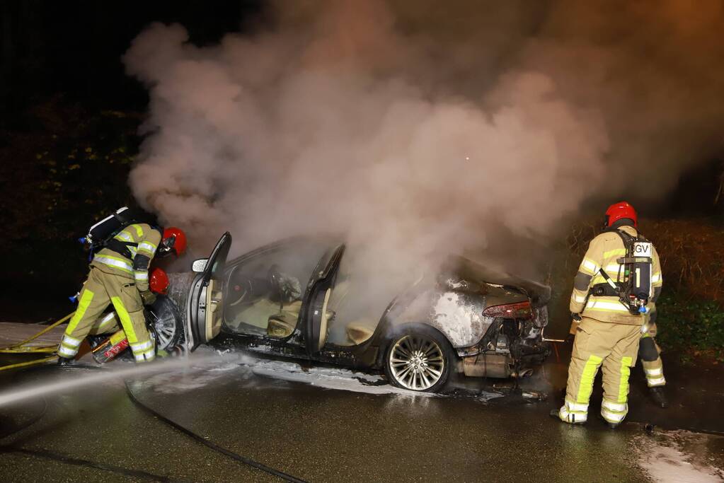 Auto gaat in vlammen op