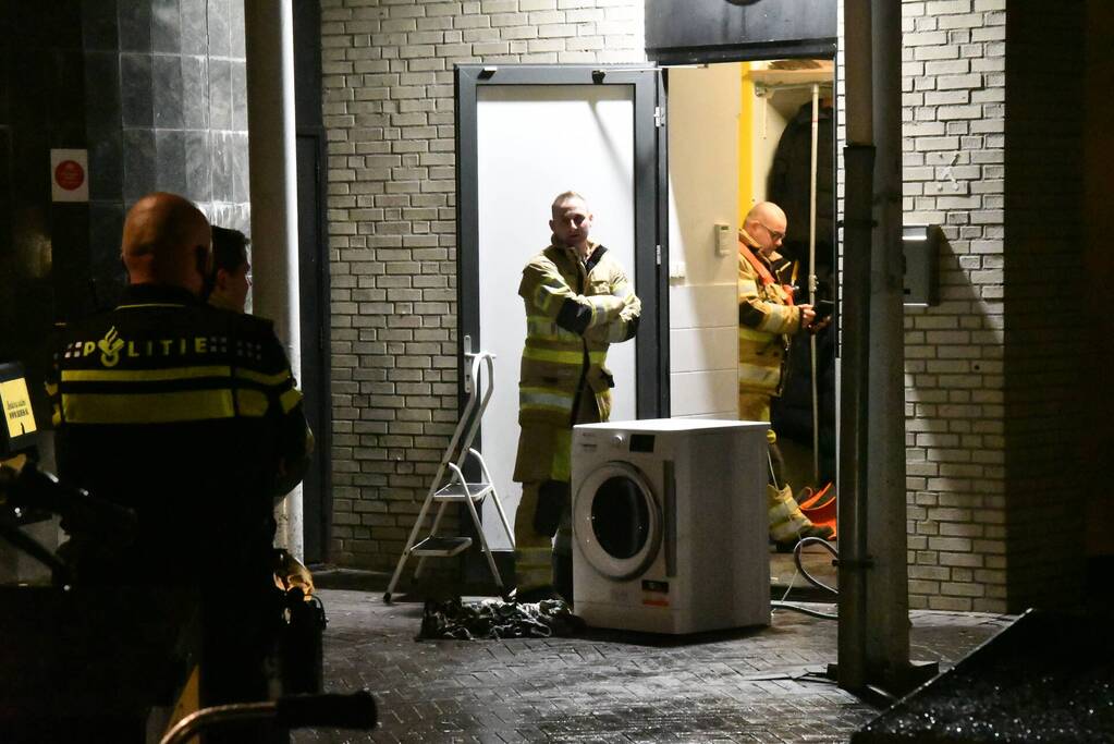 Brandweer blust brand in wasdroger