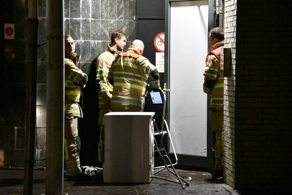 Brandweer blust brand in wasdroger