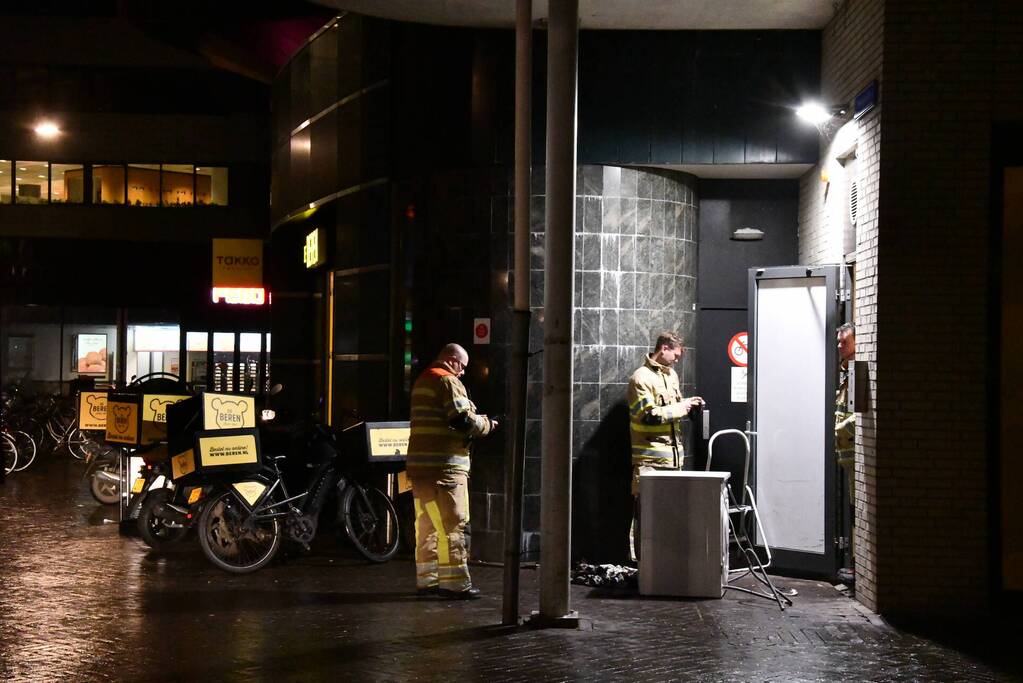 Brandweer blust brand in wasdroger