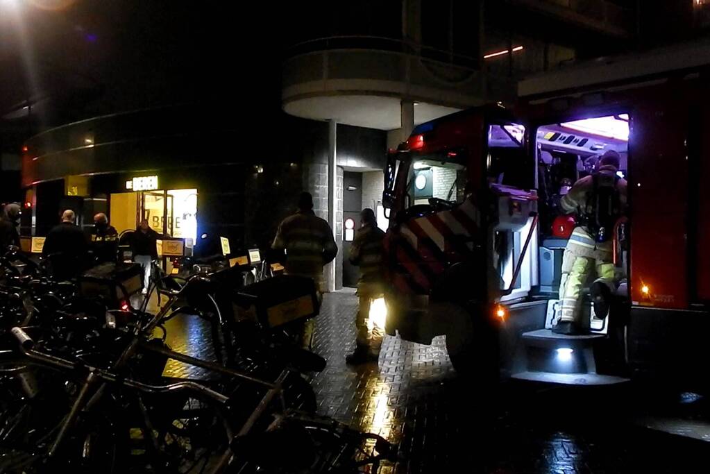 Brandweer blust brand in wasdroger