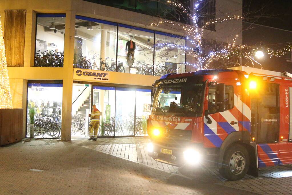 Brandweer ventileert woning door rookgenarator