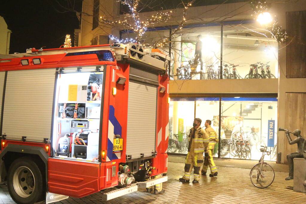 Brandweer ventileert woning door rookgenarator