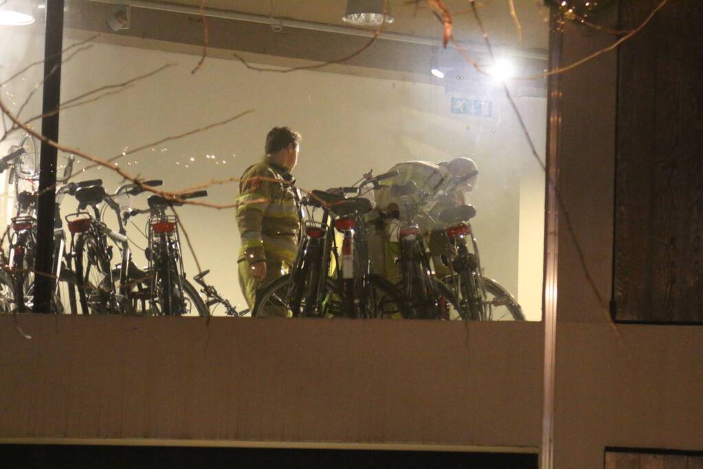 Brandweer ventileert woning door rookgenarator