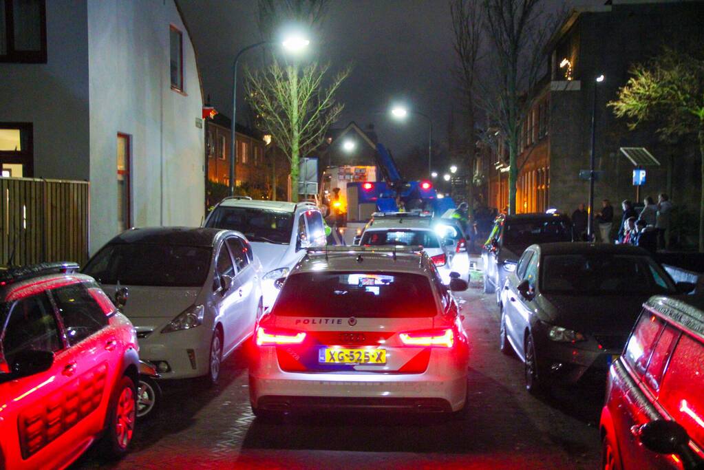 Politie sleept personenauto weg na achtervolging