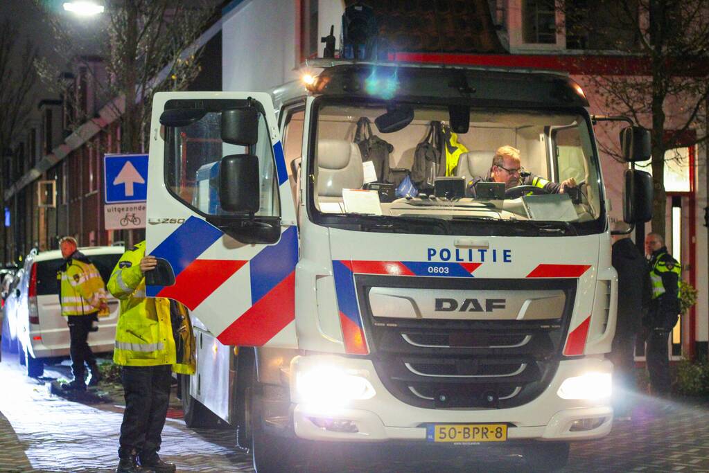 Politie sleept personenauto weg na achtervolging