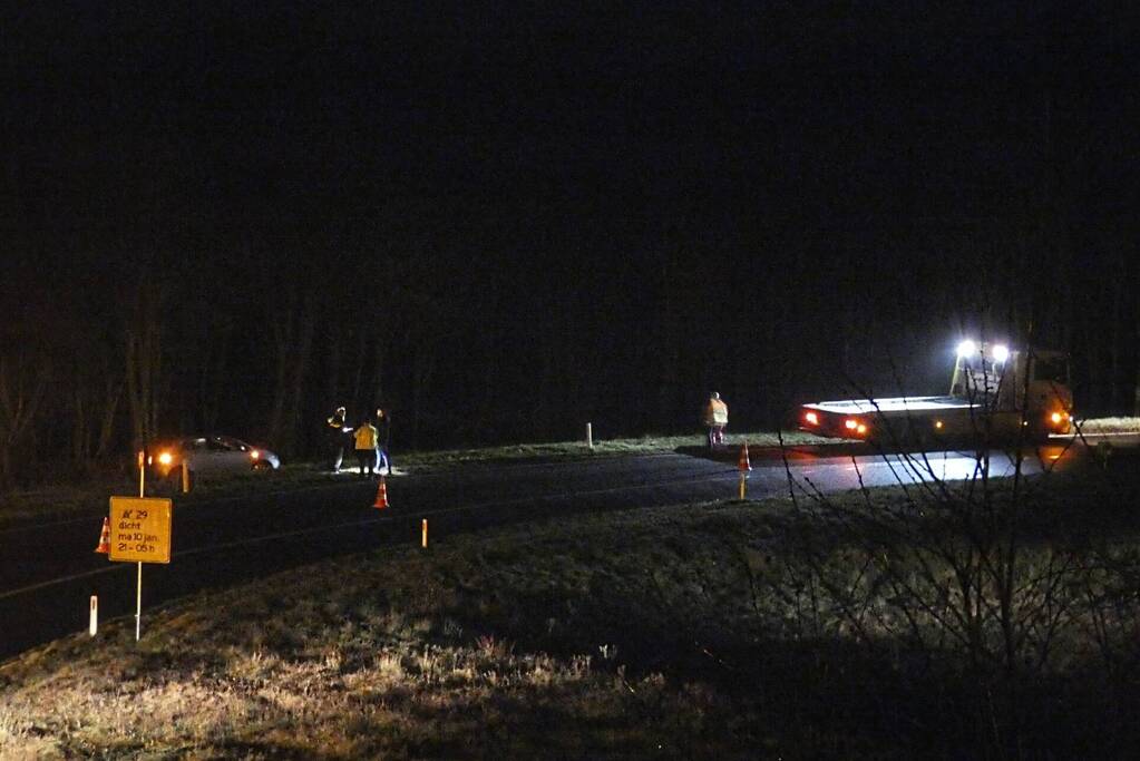 Auto rijdt rechtdoor van afrit af