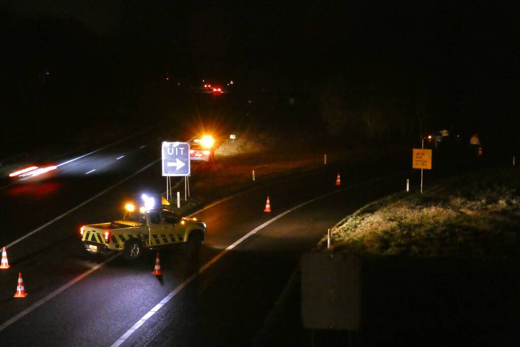 Auto rijdt rechtdoor van afrit af