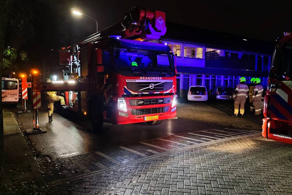 Brandweer dooft brand in schoorsteen van woning