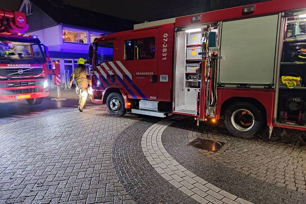 Brandweer dooft brand in schoorsteen van woning