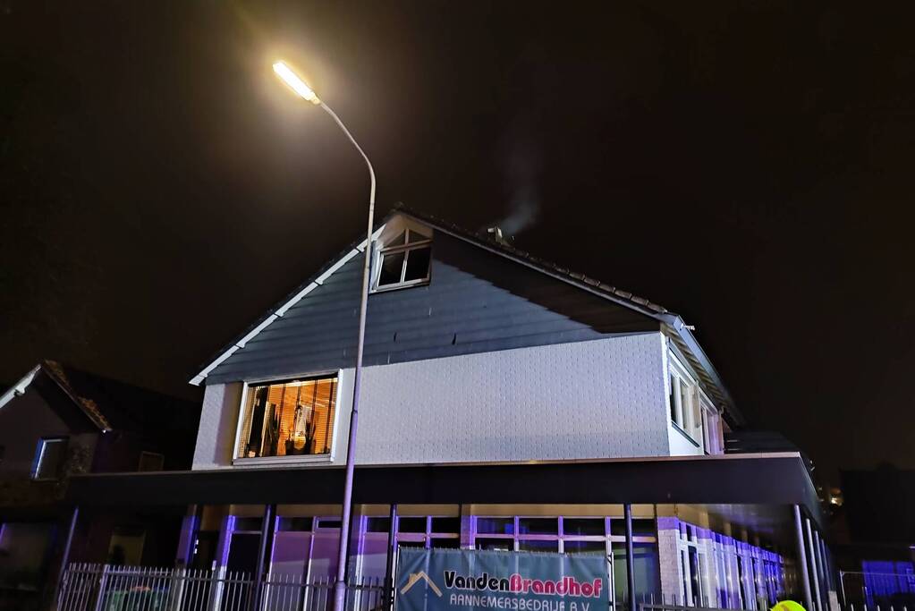 Brandweer dooft brand in schoorsteen van woning