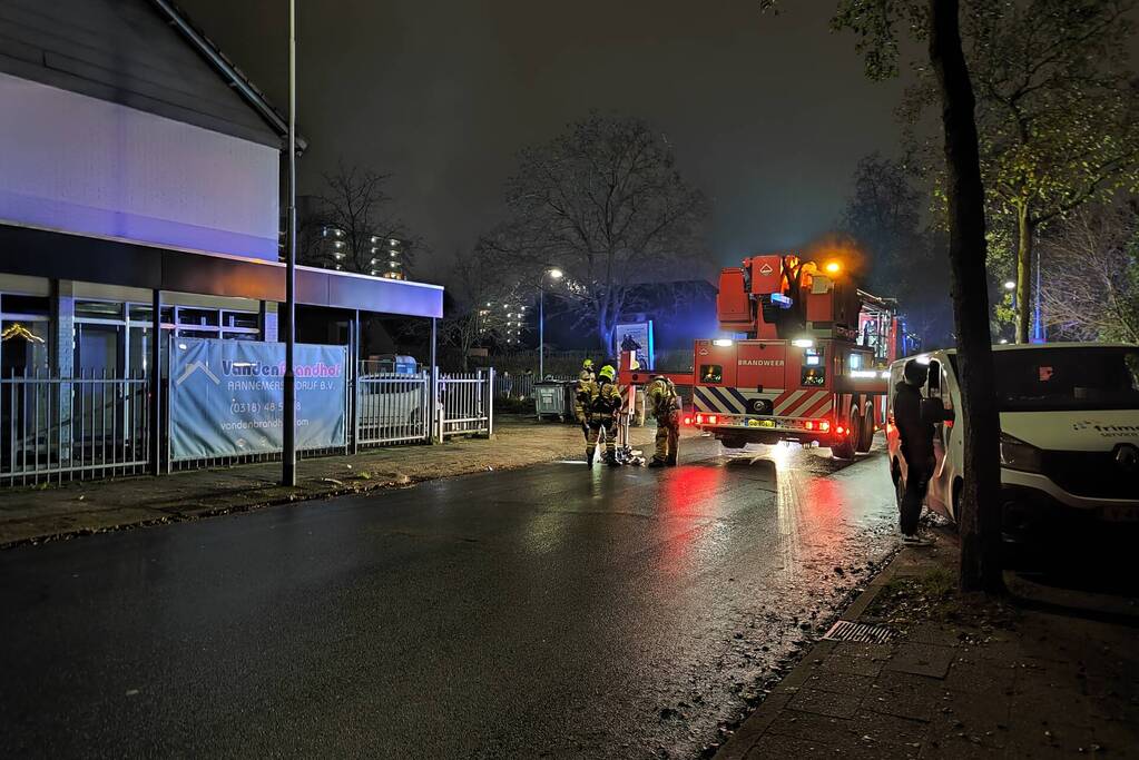Brandweer dooft brand in schoorsteen van woning