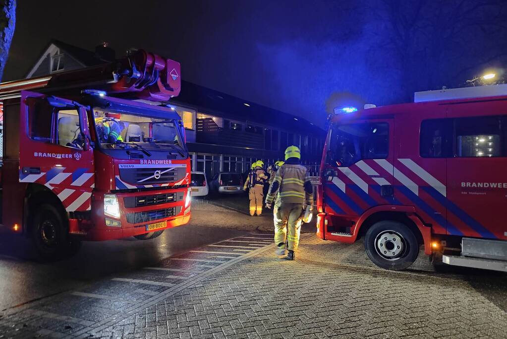 Brandweer dooft brand in schoorsteen van woning