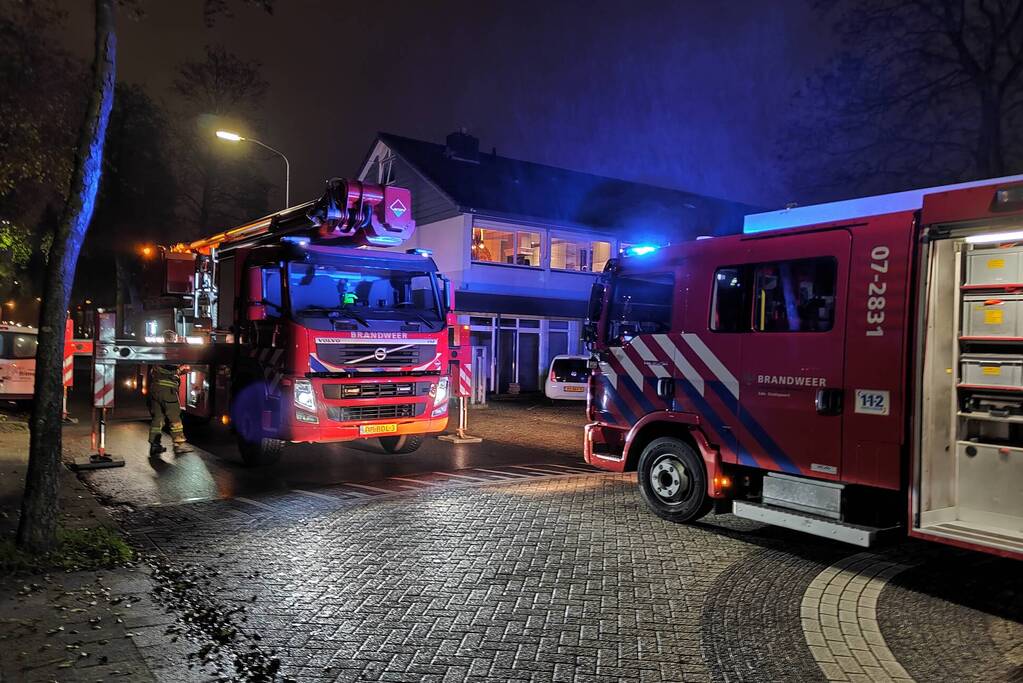 Brandweer dooft brand in schoorsteen van woning