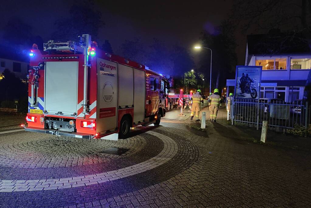 Brandweer dooft brand in schoorsteen van woning