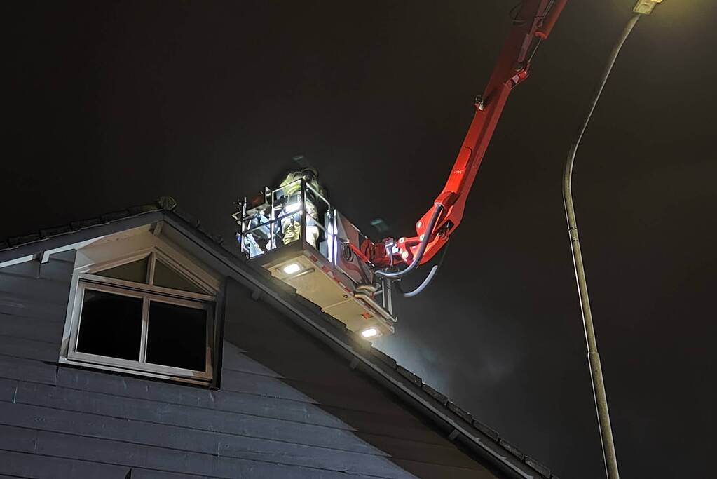 Brandweer dooft brand in schoorsteen van woning