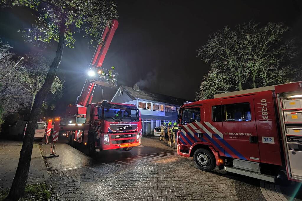 Brandweer dooft brand in schoorsteen van woning