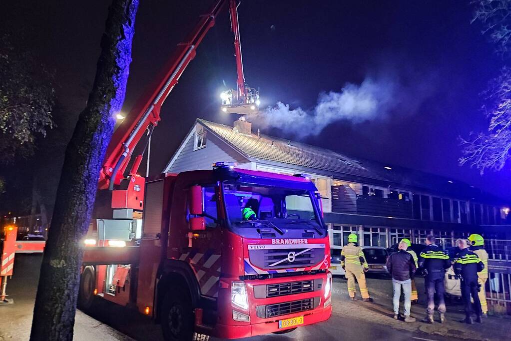 Brandweer dooft brand in schoorsteen van woning