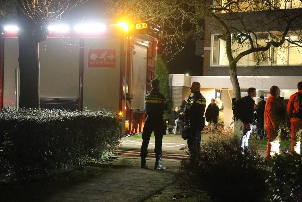Brandweer blust brand in flatwoning op eerste etage