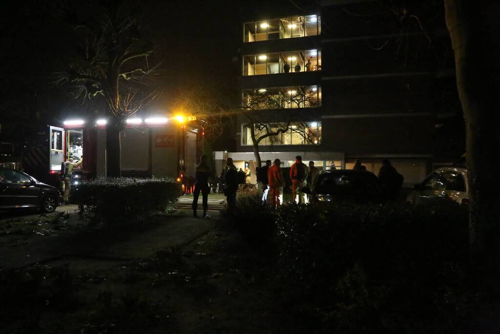 Brandweer blust brand in flatwoning op eerste etage