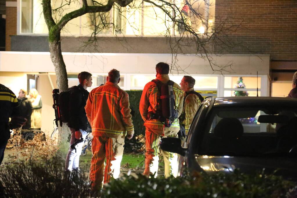 Brandweer blust brand in flatwoning op eerste etage