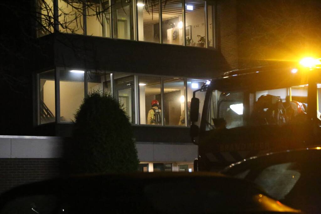 Brandweer blust brand in flatwoning op eerste etage